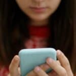 Velika Britanija razmatra zabranu prodaje pametnih telefona deci mlađoj od 16 godina