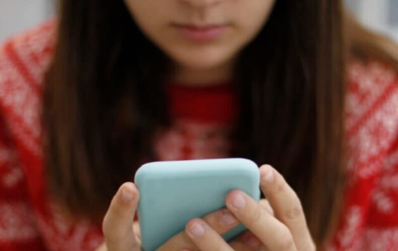  Velika Britanija razmatra zabranu prodaje pametnih telefona deci mlađoj od 16 godina