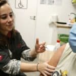 Studija: Muškarci koji su primili mRNA injekciju Moderna su pod povećanim rizikom od razvoja hronične koprivnjače