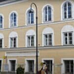 Policija uhvatila četvoro Nemaca kako polažu ruže na rodnom mestu Adolfa Hitlera