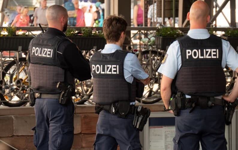  Nemačka: Policija traga za 6 migranata koji su grupno silovali dve 14-godišnje devojčice u Rostoku