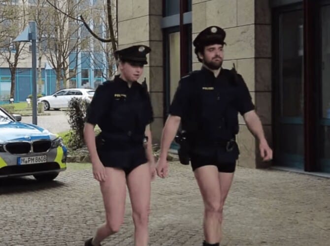 Nemačka policija patrolira bez pantalona! Država im nije obezbedila uniforme