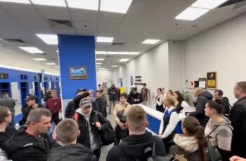 Scene haosa u Poljskoj dok besni Ukrajinci opsedaju ukrajinske konzulate da traže svoje pasoše