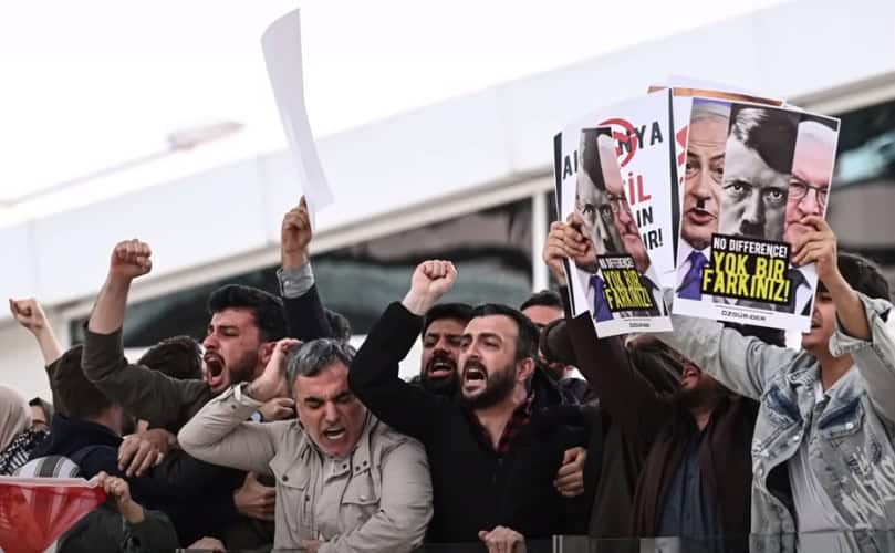  Demonstranti u Turskoj uzvikivali nemačkom predsedniku „Ubico“ i uporedili ga sa Hitlerom