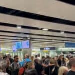 Pukao sistem na britanskom aerodromu! Putnici zaglavljeni (VIDEO)