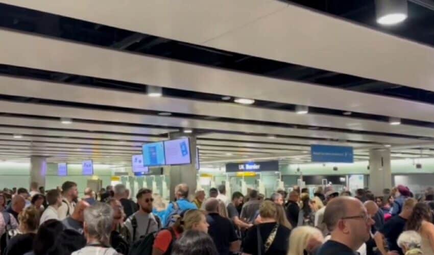  Pukao sistem na britanskom aerodromu! Putnici zaglavljeni (VIDEO)