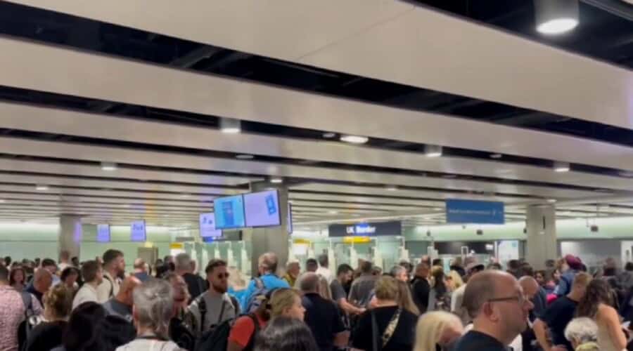 Pukao sistem na britanskom aerodromu! Putnici zaglavljeni (VIDEO)