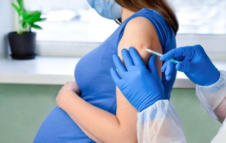  “Ovo se nikada do sada nije desilo” – Stručnjaci upozoravaju na dramatičan porast u broju POBAČAJA nakon vakcinacije protiv COVID-a