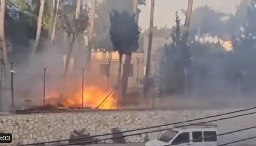 Jevreji napali sedište UN-a u Jerusalimu! Vatra na sve strane dok okupljeni navijaju (VIDEO)