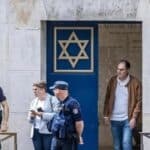 Haos u Francuskoj! Migrant se popeo na krov sinanoge i ubacio eksploziv - Neutralisala ga policija