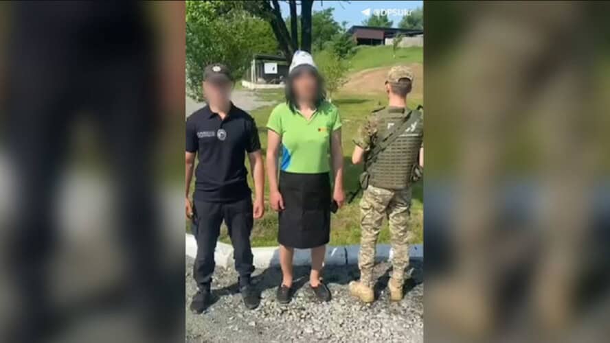 Sve je više ovakvih slučajeva! Ukrajinac se prerušio u žensko pa pokušao da pobegne od mobilizacije Zelenskog (VIDEO)