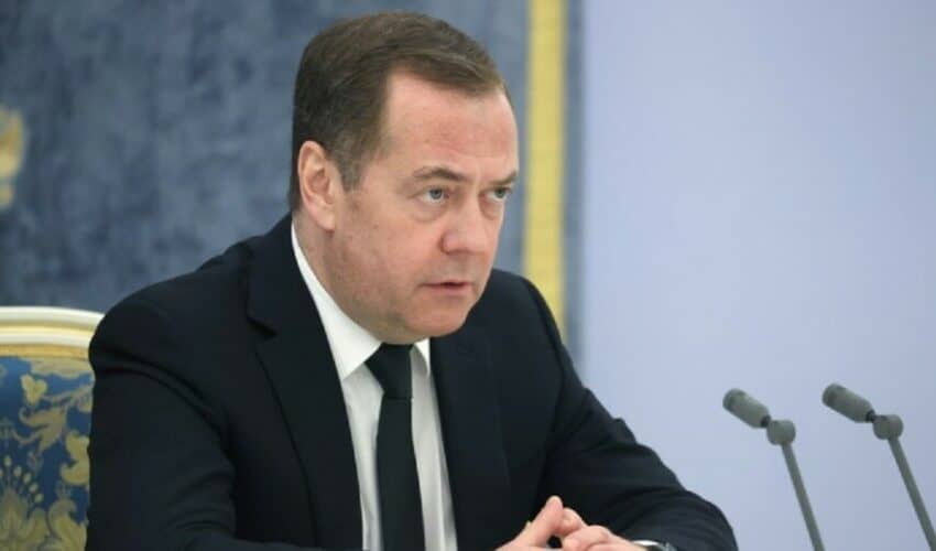  ZELENSKI je legitimna vojna meta – Medvedev