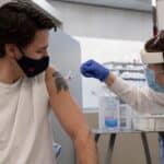 Nakon što je tvrdio da su vakcine protiv kovida „sigurne i efikasne“, Trudo sada priznaje da su vakcine povredile ljude