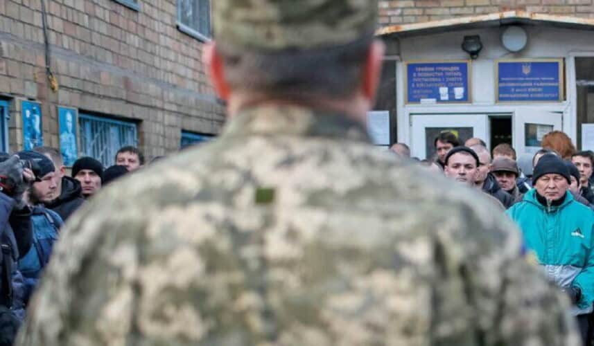 Ukrajina očajnički pokušava da mobiliše sve muško što je ostalo živo! Hapsi, nudi stanove, automobile dok Rusi napreduju