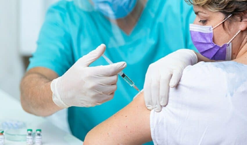  Skoro polovina zdravstvenih radnika odbila da primi BUSTER dozu vakcine protiv COVID-a otkriva najnovija studija