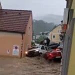 Veliko nevreme pogodilo Austriju - Izlila se reka koja nosi sve pred sobom (VIDEO)