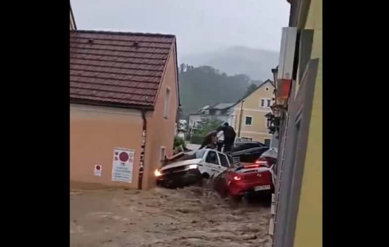  Veliko nevreme pogodilo Austriju – Izlila se reka koja nosi sve pred sobom (VIDEO)