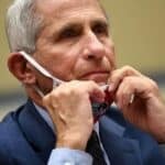 Dr Entoni Fauči kaže da krivi Prvi amandman za rastući gnev javnosti prema globalistima koji su uveli blokade i obavezne vakcinacije tokom pandemije.