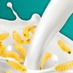 Bil Gejts promoviše „mleko od crva“ kao dobar proteinski obrok za decu usred nedostatka hrane