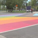 Amerika: Policija pohapsila decu jer su ostavila trag guma na raskrsnici prefarbanoj LGBTQ bojama