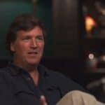 Taker Karlson kaže da Klaus Švab izgleda „kao stariji idiot koji deluje malo senilno“