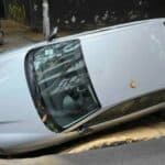 Otvorio se krater u sred Vračara i progutao auto (FOTO)