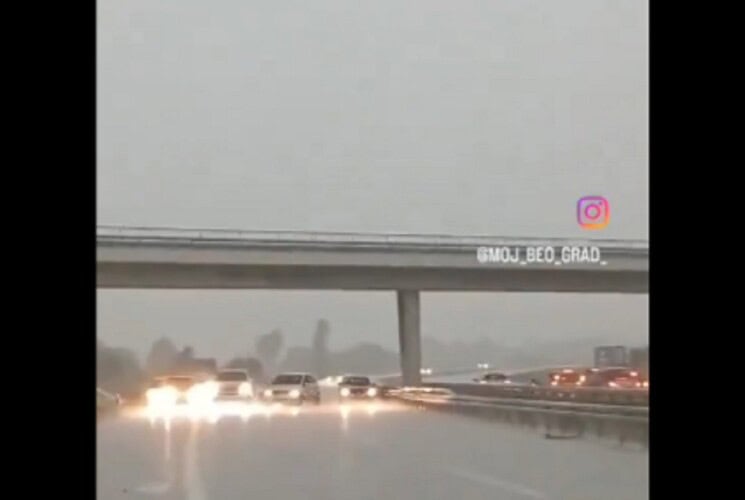 POGLEDAJTE! Haos na auto-putu Miloš Veliki zbog nevremena! Vozači se sakrili ispod nadvožnjaka (VIDEO)