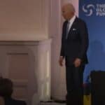 Procurele slike otkrivaju da Bajden dobija uputstva o tome gde da hoda