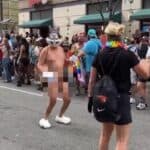 Policija odbija da uhapsi potpuno gole muškarce koji paradiraju pred decom na Prajdu u Torontu: „Nije u javnom interesu“