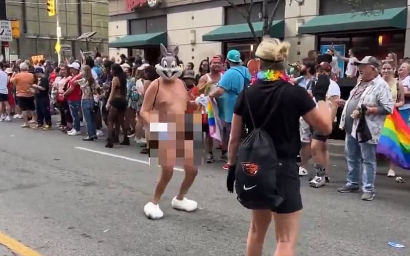  Policija odbija da uhapsi potpuno gole muškarce koji paradiraju pred decom na Prajdu u Torontu: „Nije u javnom interesu“