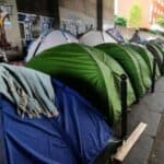 Makron masovno deportuje beskućnike van Pariza! "Čišćenje" više od 100.000 ljudi sa ulice - Stavljaju ih u logore zbog Olimpijade