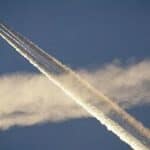 Pilot svedoči kako se prska mRNA 'Air Vax' na čovečanstvo preko hemijskih tragova