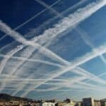 Svedočenje pilota: „Bil Gejts raspršuje hemijske tragove koji utiču na naše zdravlje“