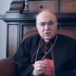 Katolički biskup Vigano upozorava katolike: Papa Franja radi na uništavanju hrišćanstva