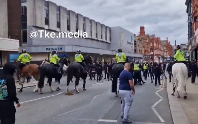  HAOS u Velikoj Britaniji se nastavlja, sve gori! Narod upao u hotel u kojem su migranti, policija se povlači! (VIDEO)