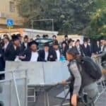 HAOS u Izraelu! Ortodoksni Jevreji blokirali ulice dok ih policija bije - Poručuju vlastima: "Vi ste nacisti, umrećemo ali nećemo u rat" (VIDEO)