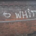 U britanskom multikulturalnom Birmingemu pojavljuju se grafiti „Belci nisu dobrodošli“