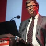 Uzbunjivač tvrdi: Bil Gejts ubacuje HIV u vakcinu protiv majmunskih boginja