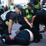 Britanija: Ako napišete uvredljiv tvit možete dobiti i kaznu zatvora, za napad nožem ili silovanje dovoljno je da se izvinite žrtvama