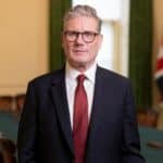 Velika Britanija preti da će primorati DRUŠTVENE MREŽE da suzbiju "lažne vesti" - Obračun premijera Starmera I Ilona Maska se nastavlja