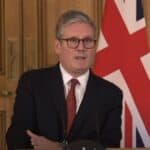 Britanski premijer obećava da će 'strogo kazniti' Britance koji se protive ubistvu tri devojčice