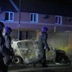 Britanska policija hapsi decu i starije građane zbog „nereda“ na ulicama nakon što su tri devojčice izbodene na smrt