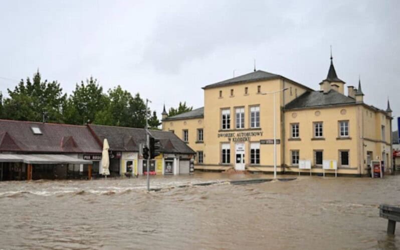  Budimpešta se sprema za najveće poplave decenije! Dunav nemilosrdno raste, angažovana vojska (VIDEO)