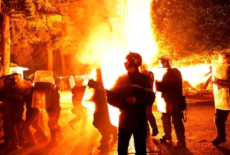  GORI TIRANA! Veliki broj povređenih u sukobu demonstranata i policije na protestu u glavnom gradu Albanije, zapaljene zgrade (VIDEO)