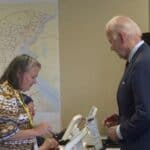 Bajden već glasao na presedničkim izborima u Americi - Svi u čudu, potrefio je kutiju