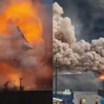 Mediji ovo neće preneti! EKSPLOZIJA fabrike litijum-jonskih baterija u Americi! Evakuiše se GRAD! Ugrožene reke i životinje (VIDEO)