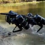 Kompanija Onyx Robotics predstavila ROBOTA UBICU koji plovi po vodi, trči po zemlji sve dok nosi mitraljez (VIDEO)
