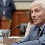 Direktor CDC-a: Fauči se suočava sa „doživotnom kaznom zatvora“ zbog stvaranja COVID-a kao biološkog oružja