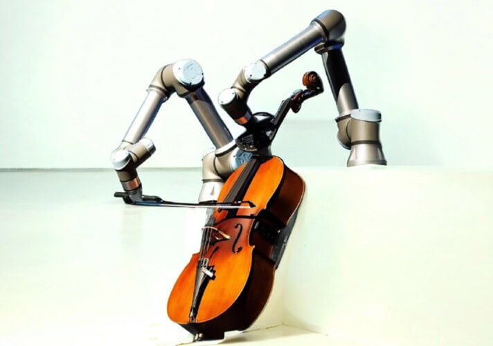  Muzičari su sledeći?! Robot svira violončelo za simfonijski orkestar Švedske (VIDEO)