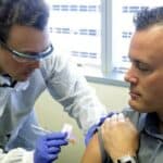 Poznati virusolog upozorava da se „vakcinisani ljudi“ suočavaju sa talasom smrti i bolesti